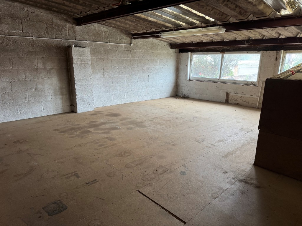 Lot: 76 - FREEHOLD VACANT TWO STOREY COMMERCIAL UNIT WITH GATED YARD - First Floor Storage Area